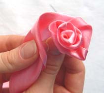 как сделать розу из шелковой ленты